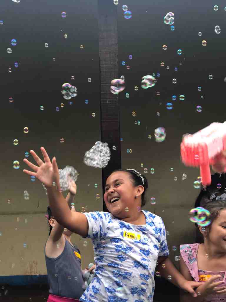 bianca jugando con burbujas